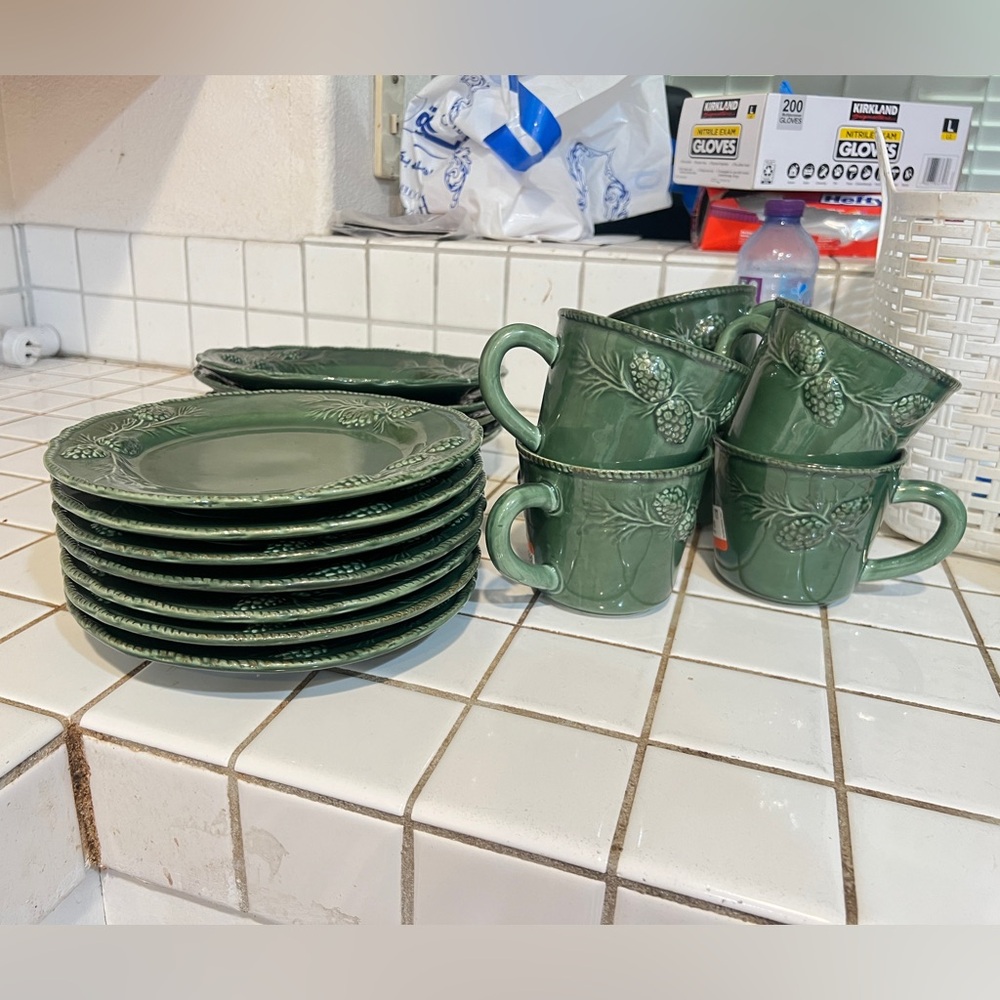 VNTG HTF Martha Stewart mse Green Pinecone Dinner Plates and mugs Of 16